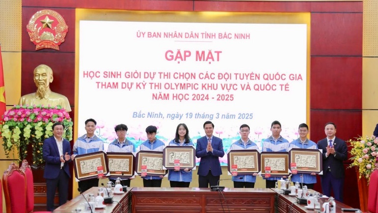 Lãnh đạo tỉnh Bắc Ninh gặp mặt, động viên các đội tuyển trước kỳ thi.