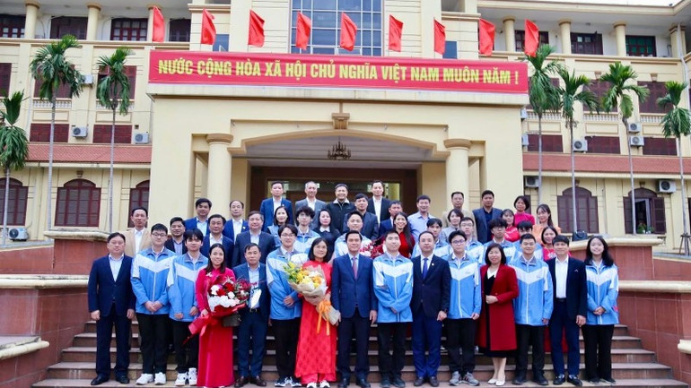 Thành viên các đội tuyển chụp ảnh kỷ niệm cùng các lãnh đạo tỉnh, thầy cô và gia đình.