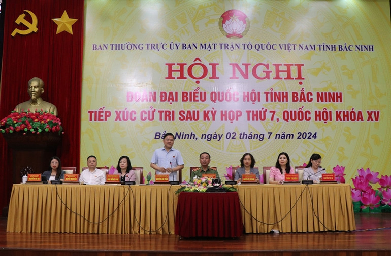 Các đại biểu Quốc hội tỉnh Bắc Ninh dự hội nghị tiếp xúc cử tri.