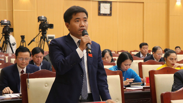 Đại biểu tiến hành chất vấn.