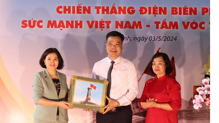 Dịp này, bảo tàng tỉnh còn đón nhận thêm hiện vật Cờ Tổ quốc số 1277 được treo tại Cột cờ Quốc gia Lũng Cú, tỉnh Hà Giang.