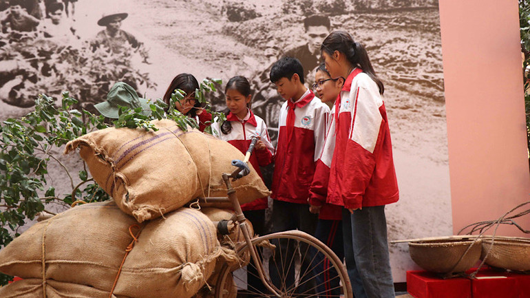 Học sinh Bắc Ninh hào hứng khám phá, tìm hiểu các hiện vật được trưng bày.