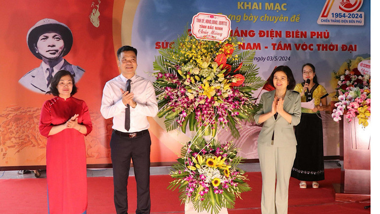 Chủ tịch Ủy ban nhân dân tỉnh Bắc Ninh (ngoài cùng bên phải) thay mặt lãnh đạo tỉnh tặng hoa chúc mừng.