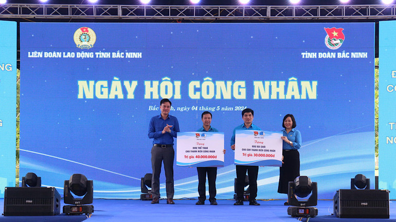 Lãnh đạo Liên đoàn lao động tỉnh và Tỉnh Đoàn trao biển tặng khu vui chơi trẻ em, khu thể thao cho thanh niên công nhân khu nhà trọ tại phường Phù Chẩn, thành phố Từ Sơn.