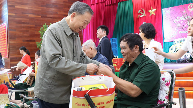 Đại tướng Tô Lâm thăm hỏi, tặng quà, chúc Tết các thương, bệnh binh đang điều dưỡng tại Trung tâm.