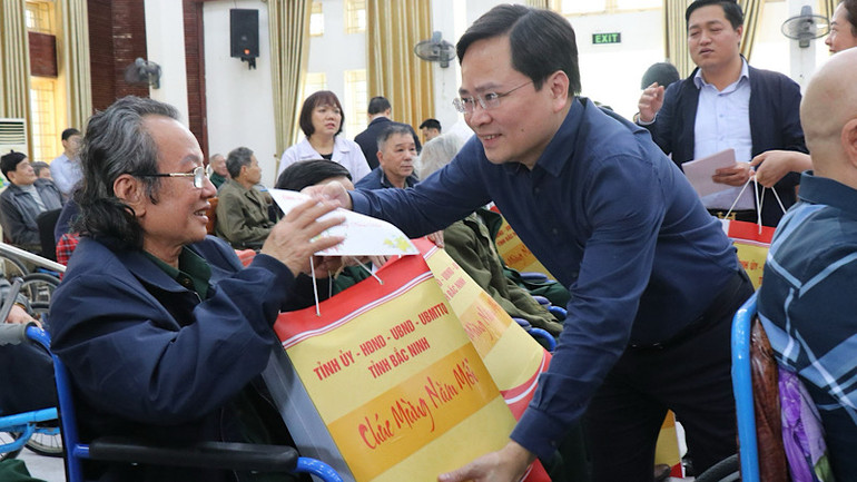 Nhân dịp này, tỉnh Bắc Ninh đã dành nhiều phần quà gửi tặng các thương bệnh binh tại Trung tâm.