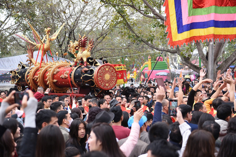 Những quả pháo được rước ra đình trong sự hân hoan của du khách và người dân địa phương.