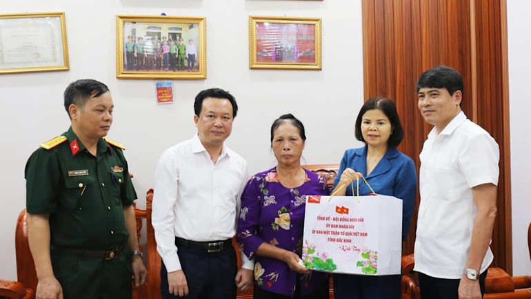Tỉnh Bắc Ninh đã thành lập nhiều đoàn công tác tới thăm, tặng quà gia đình người có công trên địa bàn.
