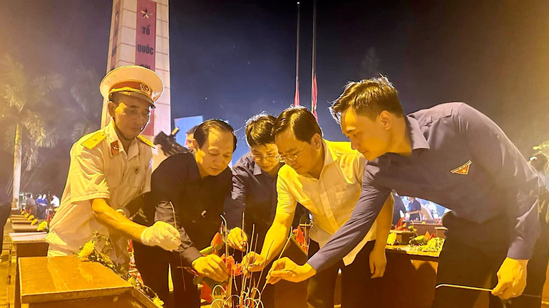 Bí thư Tỉnh ủy Bắc Ninh (thứ hai từ phải sang) cùng các đại biểu thắp hương tưởng nhớ, tri ân các liệt sĩ.