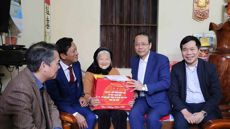 Phó Bí thư Thường trực Tỉnh ủy thăm, tặng quà Tết tại thị xã Thuận Thành.