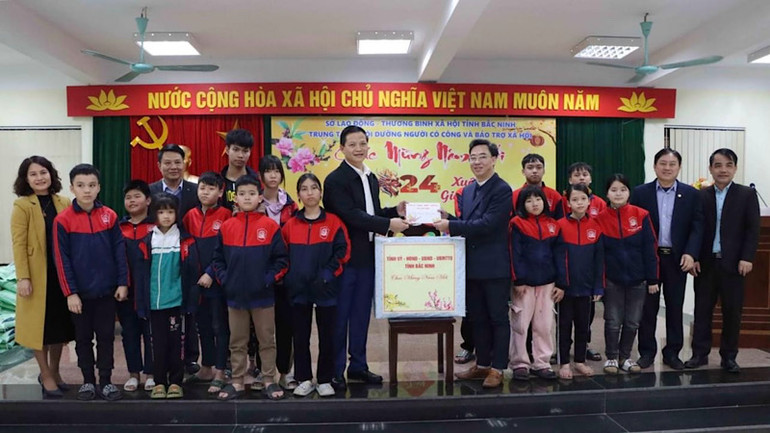 Phó Chủ tịch Thường trực Ủy ban nhân dân tỉnh Bắc Ninh thăm, tặng quà Tết tại Trung tâm nuôi dưỡng người có công và bảo trợ xã hội tỉnh.