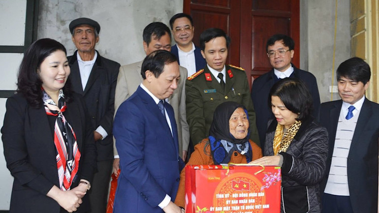 Chủ tịch Ủy ban nhân dân tỉnh Bắc Ninh thăm, tặng quà Tết tại thị xã Quế Võ.