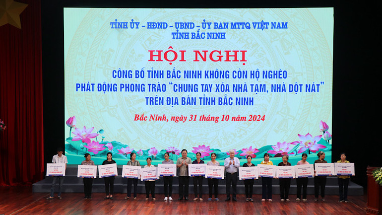 Lãnh đạo Ủy ban Trung ương Mặt trận tổ quốc Việt Nam và tỉnh Bắc Ninh trao biển xây dựng nhà đại đoàn kết tới các hộ nghèo. Lãnh đạo Ủy ban Trung ương Mặt trận tổ quốc Việt Nam và tỉnh Bắc Ninh trao biển xây dựng nhà đại đoàn kết tới các hộ nghèo.