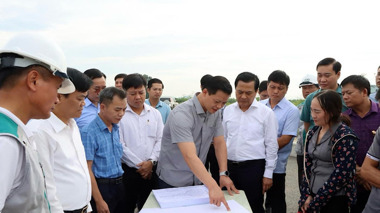 Đồng chí Vương Quốc Tuấn kiểm tra công tác giải phóng mặt bằng và thi công công trình giao thông trên địa bàn thành phố Bắc Ninh và huyện Yên Phong.