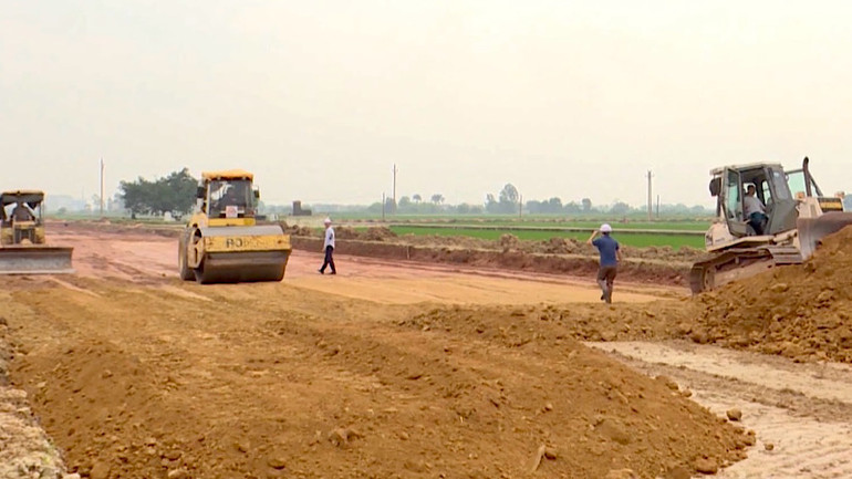 Trên công trường thi công dự án trọng điểm quốc gia Vành đai 4-Vùng Thủ đô đoạn qua thị xã Thuận Thành.