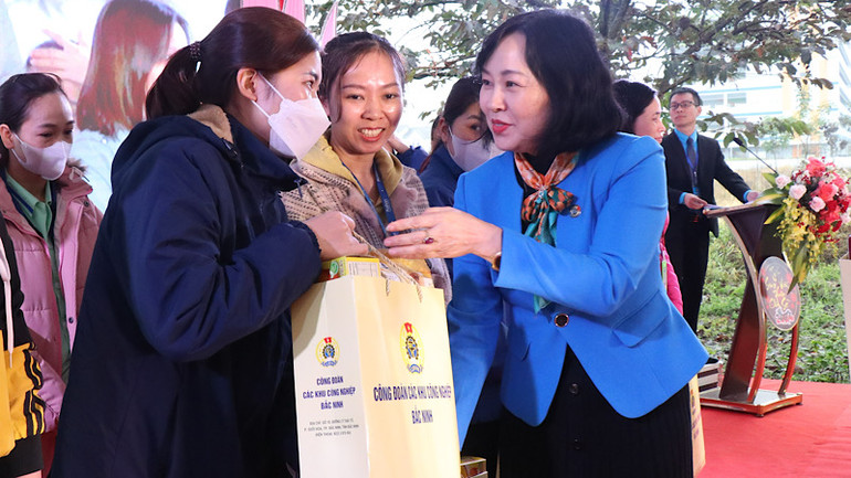 Lãnh đạo Liên đoàn lao động tỉnh trao các phần quà tặng người lao động.