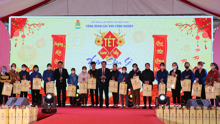 Hơn 7.000 suất quà Tết sẽ được dành tặng các đoàn viên công đoàn, công nhân, người lao động.