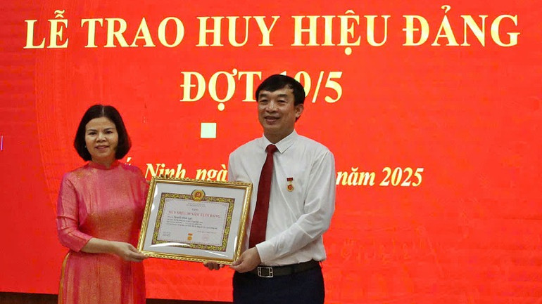 Phó Bí thư Thường trực Tỉnh ủy Bắc Ninh Nguyễn Hương Giang trao Huy hiệu 30 năm tuổi Đảng tặng Trưởng ban Nội chính Tỉnh ủy Nguyễn Đình Lợi.