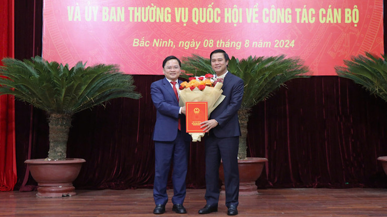 Bí thư Tỉnh ủy Bắc Ninh Nguyễn Anh Tuấn trao quyết định về việc Phê chuẩn kết quả bầu chức vụ Phó Chủ tịch Ủy ban nhân dân tỉnh Bắc Ninh cho đồng chí Lê Xuân Lợi. Bí thư Tỉnh ủy Bắc Ninh Nguyễn Anh Tuấn trao quyết định về việc Phê chuẩn kết quả bầu chức vụ Phó Chủ tịch Ủy ban nhân dân tỉnh Bắc Ninh cho đồng chí Lê Xuân Lợi.