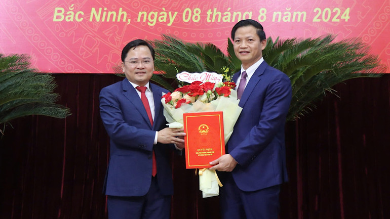 Bí thư Tỉnh ủy Bắc Ninh Nguyễn Anh Tuấn trao các quyết định cho đồng chí Vương Quốc Tuấn, Ủy viên Dự khuyết Trung ương Đảng, Phó Bí thư Tỉnh ủy, Chủ tịch Ủy ban nhân dân tỉnh Bắc Ninh. Bí thư Tỉnh ủy Bắc Ninh Nguyễn Anh Tuấn trao các quyết định cho đồng chí Vương Quốc Tuấn, Ủy viên Dự khuyết Trung ương Đảng, Phó Bí thư Tỉnh ủy, Chủ tịch Ủy ban nhân dân tỉnh Bắc Ninh.