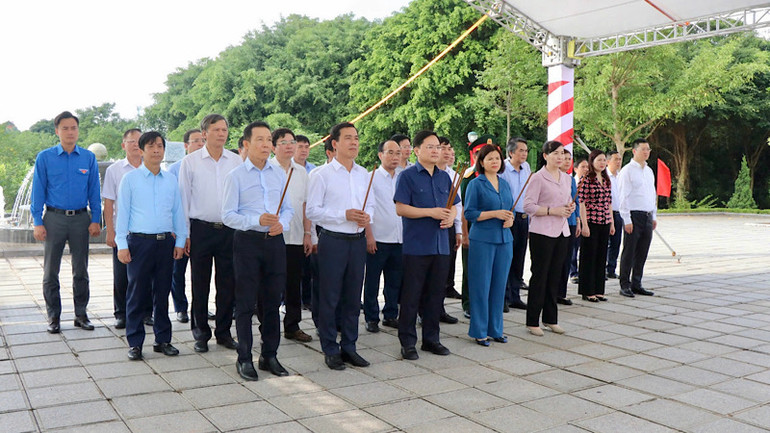 Đoàn đại biểu tỉnh Bắc Ninh dâng hương trước tượng đài đồng chí Lê Quang Đạo ở thành phố Từ Sơn.