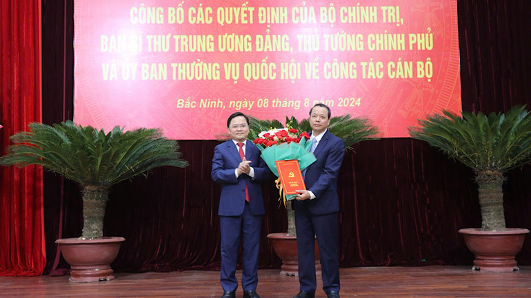 Bí thư Tỉnh ủy Bắc Ninh Nguyễn Anh Tuấn trao các quyết định miễn nhiệm chức danh Chủ tịch Hội đồng nhân tỉnh và nghỉ hưu trước tuổi cho đồng chí Nguyễn Quốc Chung. Bí thư Tỉnh ủy Bắc Ninh Nguyễn Anh Tuấn trao các quyết định miễn nhiệm chức danh Chủ tịch Hội đồng nhân tỉnh và nghỉ hưu trước tuổi cho đồng chí Nguyễn Quốc Chung.