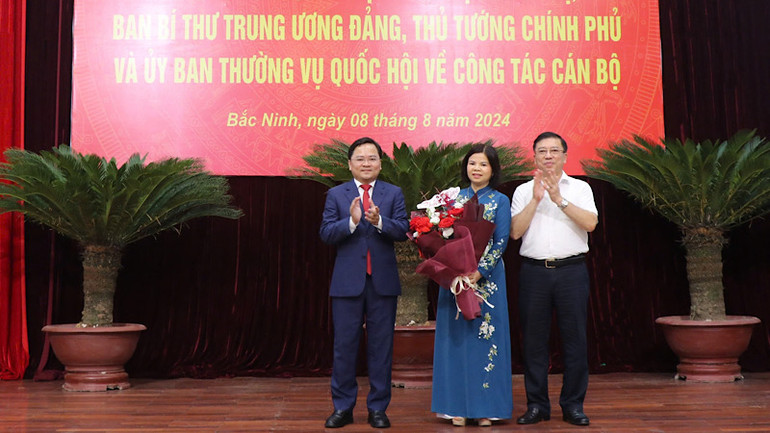 Bí thư Tỉnh ủy Bắc Ninh Nguyễn Anh Tuấn và đại biểu Trung ương tặng hoa chúc mừng đồng chí Nguyễn Hương Giang, Phó Bí thư Thường trực Tỉnh ủy Bắc Ninh được phê chuẩn giữ chức Chủ tịch Hội đồng nhân dân tỉnh. Bí thư Tỉnh ủy Bắc Ninh Nguyễn Anh Tuấn và đại biểu Trung ương tặng hoa chúc mừng đồng chí Nguyễn Hương Giang, Phó Bí thư Thường trực Tỉnh ủy Bắc Ninh được phê chuẩn giữ chức Chủ tịch Hội đồng nhân dân tỉnh.