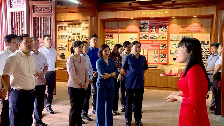 Tham quan Nhà trưng bày các tư liệu, hiện vật về đồng chí Lê Quang Đạo.