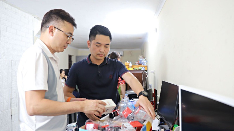 Các lực lượng chức năng tiến hành khám xét địa điểm hoạt động tại phường Châu Khê, thành phố Từ Sơn.