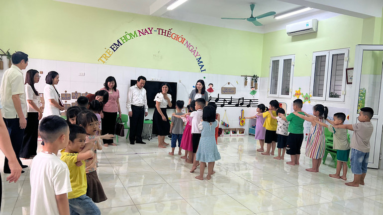 Đoàn Giám sát khảo sát tại trường mầm non Phú Lâm 1 huyện Tiên Du.