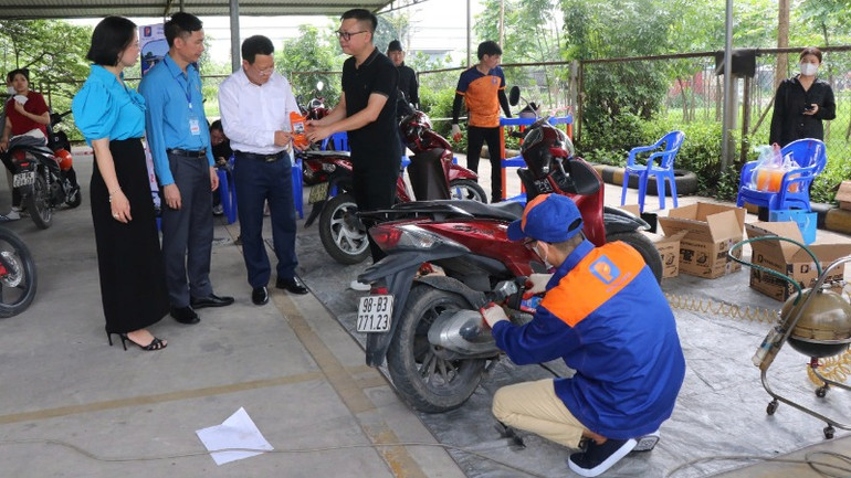 Hỗ trợ thay dầu xe miễn phí cho người lao động. Hỗ trợ thay dầu xe miễn phí cho người lao động.