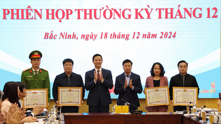 Các cá nhân và tập thể của thành phố Bắc Ninh nhận Bằng khen của Chủ tịch Ủy ban nhân dân tỉnh về công tác xử lý ô nhiễm môi trường.