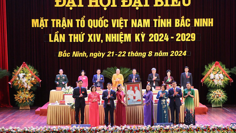 Đồng chí Nguyễn Thị Thu Hà, Phó Chủ tịch, Tổng thư ký Ủy ban Trung ương Mặt trận Tổ quốc Việt Nam tặng Đại hội bức ảnh: Bác Hồ-Bác Tôn.