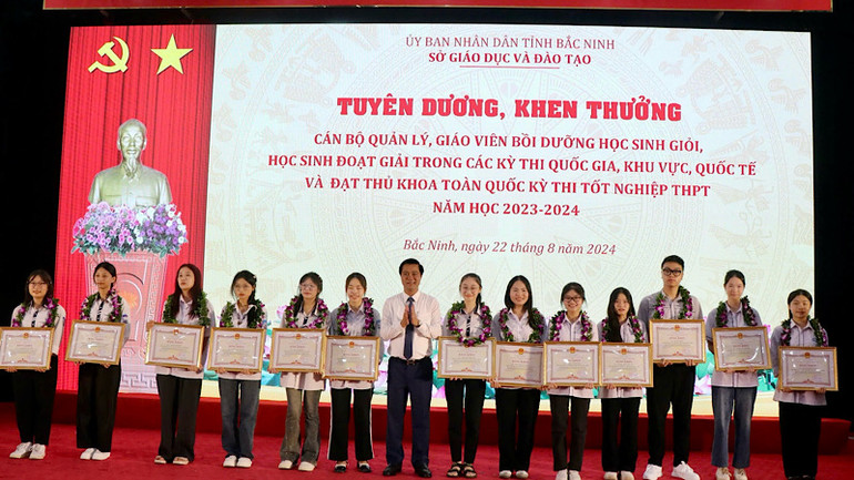 Phó Chủ tịch Ủy ban nhân dân tỉnh Lê Xuân Lợi chúc mừng và khen thưởng các em học sinh đạt giải.