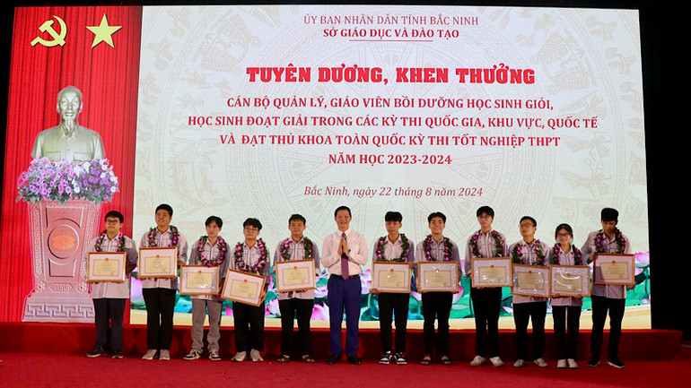 Đồng chí Chủ tịch Ủy ban nhân dân tỉnh Vương Quốc Tuấn khen thưởng, chúc mừng các học sinh đạt giải.