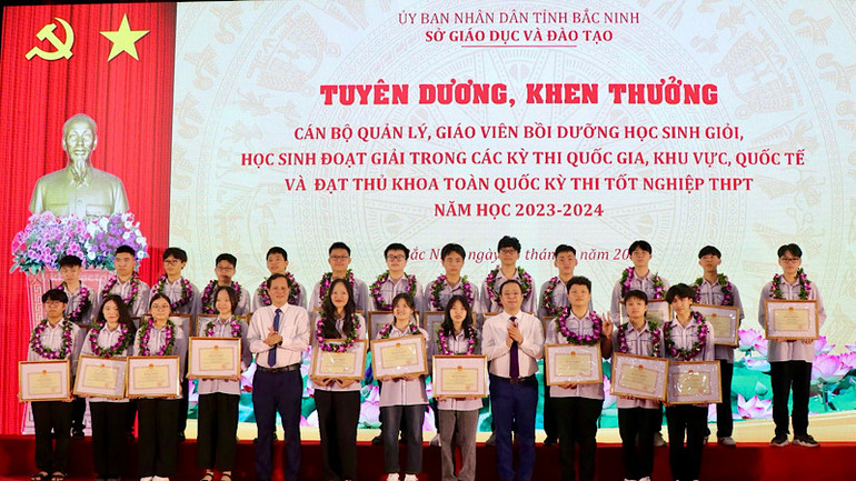 Các thí sinh đạt giải Ba học sinh giỏi quốc gia đón nhận Bằng khen của Bộ trưởng Giáo dục và Đào tạo.