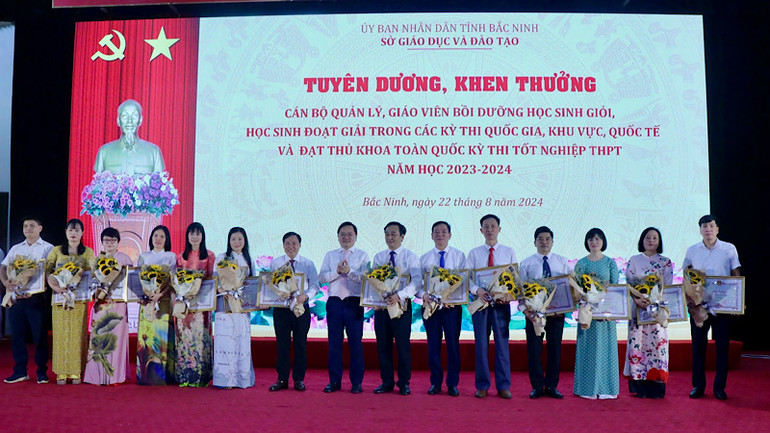 Đồng chí Bí thư Tỉnh ủy Nguyễn Anh Tuấn khen thưởng và chúc mừng giáo viên, cán bộ quản lý có thành tích xuất sắc.
