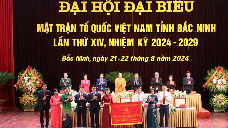 Thường trực Tỉnh ủy Bắc Ninh tặng Đại hội bức trướng của Ban Chấp hành Đảng bộ tỉnh.