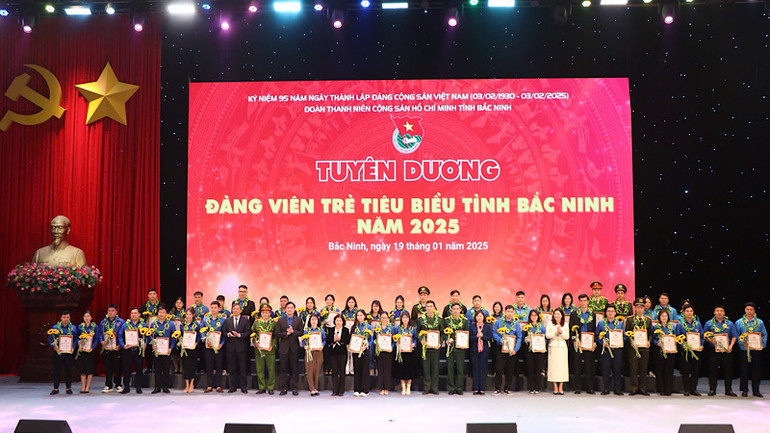Lãnh đạo tỉnh tặng hoa chúc mừng 95 đảng viên trẻ tiêu biểu được tuyên dương dịp này.