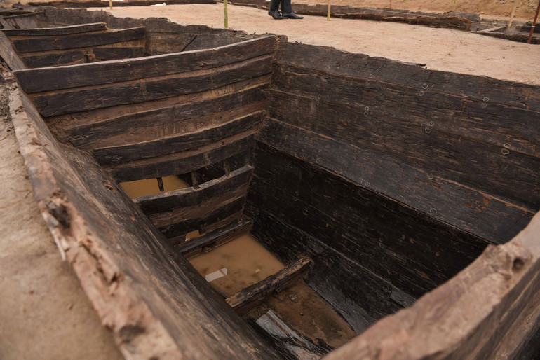 Thuyền được đóng hoàn toàn bằng gỗ, không sử dụng kim loại trong các bộ phận kết cấu và liên kết thuyền. Thuyền được đóng hoàn toàn bằng gỗ, không sử dụng kim loại trong các bộ phận kết cấu và liên kết thuyền.