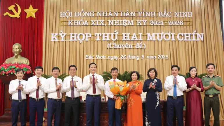 Các đồng chí lãnh đạo tỉnh tặng hoa ông Nghiêm Đình Trung, thôi làm nhiệm vụ đại biểu Hội đồng nhân dân tỉnh khóa XIX, nhiệm kỳ 2021-2026. Các đồng chí lãnh đạo tỉnh tặng hoa ông Nghiêm Đình Trung, thôi làm nhiệm vụ đại biểu Hội đồng nhân dân tỉnh khóa XIX, nhiệm kỳ 2021-2026.