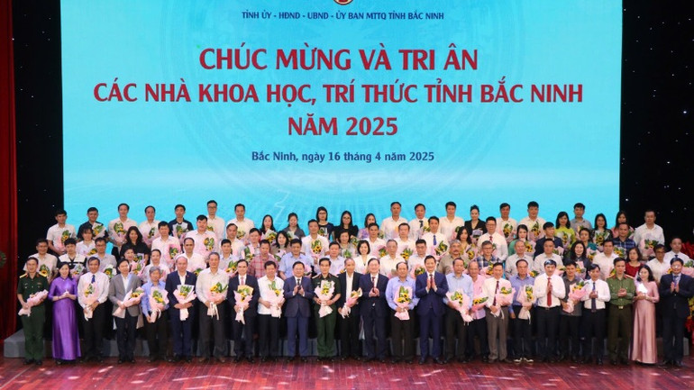 Lãnh đạo tỉnh tặng hoa, tri ân đội ngũ trí thức trong và ngoài tỉnh.
