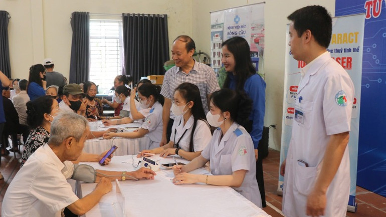 Tổ chức khám bệnh, cấp phát thuốc miễn phí cho người cao tuổi.