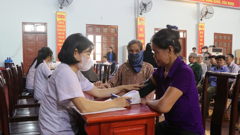 Tuổi trẻ Bắc NInh tham gia khám bệnh, chăm sóc sức khỏe cho người dân.