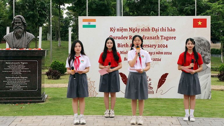 Các em học sinh tỉnh Bắc Ninh trình diễn thơ của Đại thi hào Tagore.