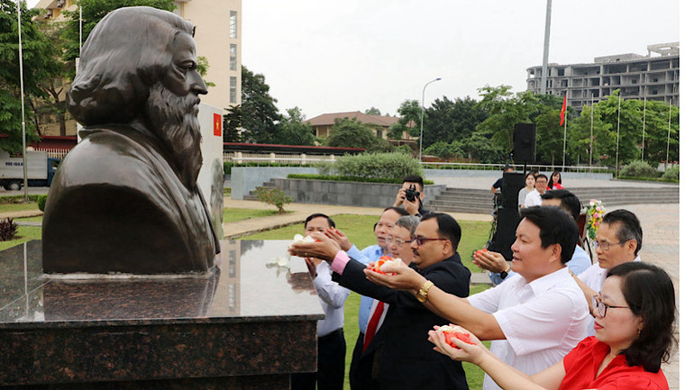 Các đại biểu dâng hoa tại tượng Đại thi hào Tagore.