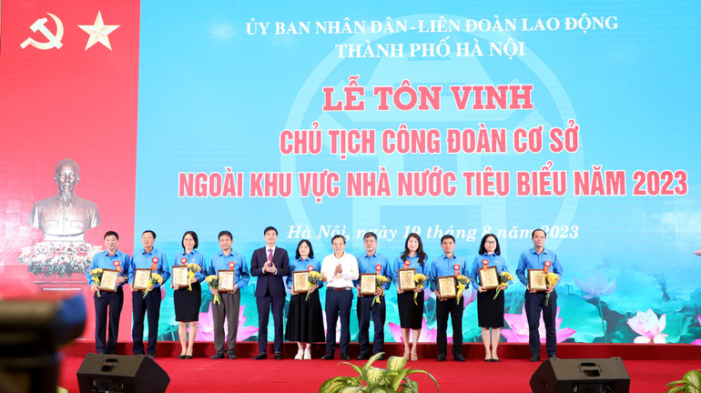 Tuyên dương 10 cán bộ Công đoàn tiêu biểu doanh nghiệp ngoài khu vực Nhà nước năm 2023.