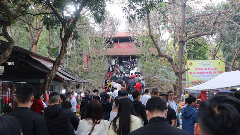 Dòng người đổ về chùa Phật Tích ngày một đông.