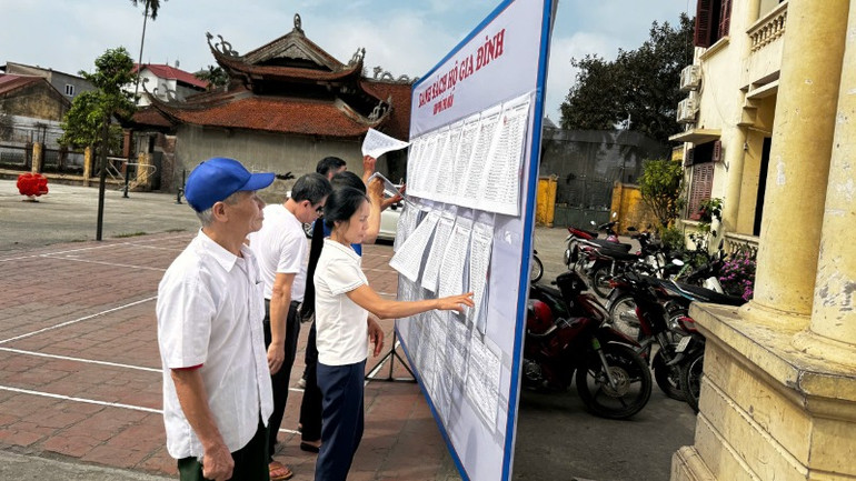 Người dân kiểm tra danh sách trước khi vào bỏ phiếu. Người dân kiểm tra danh sách trước khi vào bỏ phiếu.