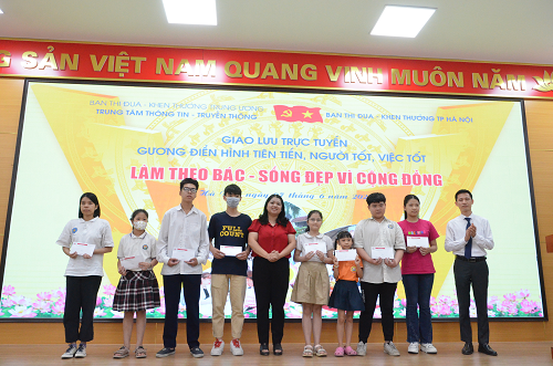 Ban Tổ chức chương trình trao tặng 10 suất học bổng tặng các học sinh có hoàn cảnh khó khăn trên địa bàn thành phố Hà Nội.